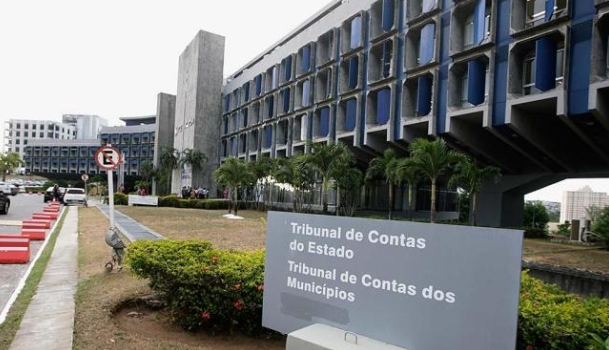 TCM-BA APROVA SEM RESSALVAS AS CONTAS DE DR. HÉLIO À FRENTE DA CÂMARA DE MUCURI EM 2025